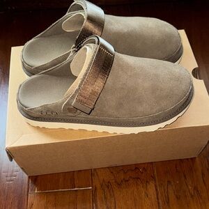 Brand New Women’s Ugg Goldenstar clog in color hickory.